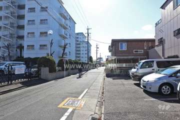 敷地西側の前面道路（北側から）