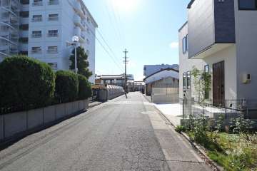 敷地西側の前面道路