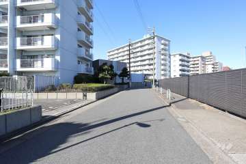 敷地東側の前面道路
