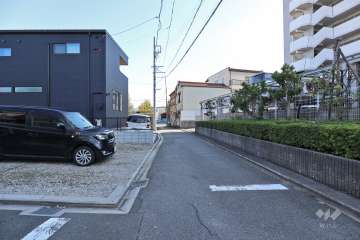敷地北側の前面道路（西側から）