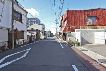 敷地南側の前面道路（東側から）