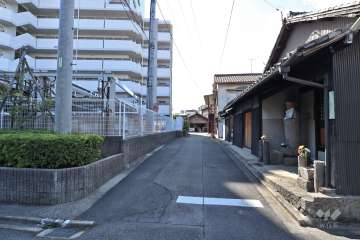 敷地西側の前面道路（北側から）