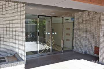 エントランスはオートロック付きです。