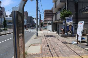 敷地南側の前面道路。二車線のバス通りです。