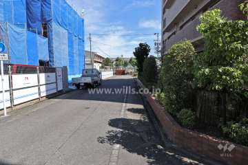 敷地西側の前面道路（南側から）