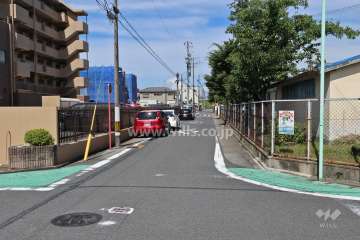 敷地北側の前面道路（東側から）
