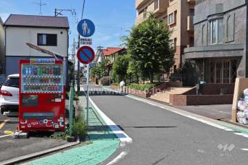 敷地東側の前面道路（北側から）