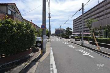 敷地北側の前面道路（西側から）