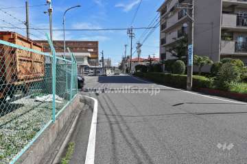敷地西側の前面道路（南側から）