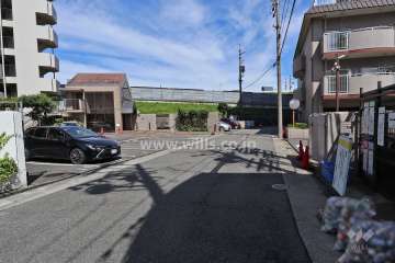 敷地北北東側の前面道路（東側から）