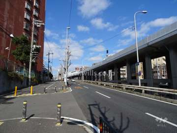敷地の東側は新御堂筋に面しています。