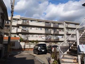 周辺はマンションと一戸建てが混在する静かな住宅地です。