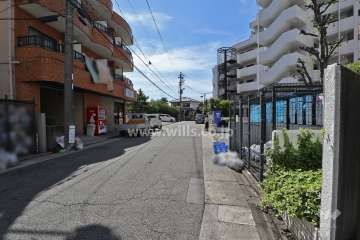 敷地南西側の前面道路（北西側から）