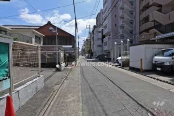 敷地北側の前面道路（西側から）