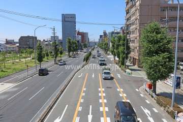 メゾン黄金の遠景。敷地東側は、片側三車線の『名古屋市道名古屋環状線』が通っています。また『米野公園 (防災公園)』もあります。