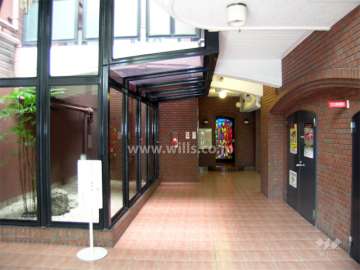 吹き抜けのエントランスホール