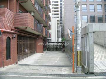 敷地南西側にある駐車場入り口