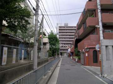 敷地の西側には道を挟み小学校があります