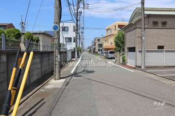 敷地西側の前面道路