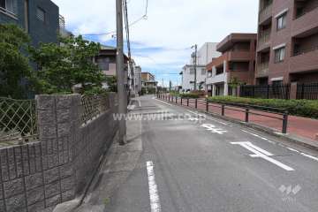 敷地西側の前面道路