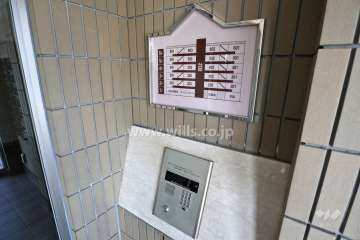 オートロックと案内板