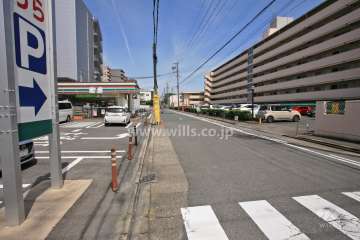 敷地北側の前面道路(西側から)
