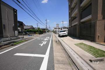 敷地西側の前面道路