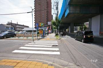 敷地北側は高速道路と県道115号に面しています。