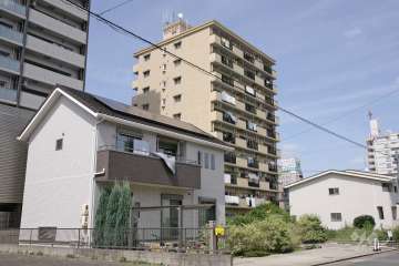 サンロワール岩塚の外観（南西側から）