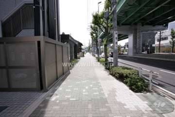 敷地北側の前面道路