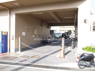 駐車場出入口にはロボットゲートが設置されています。