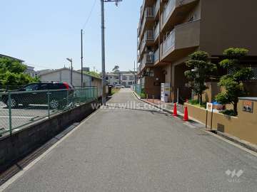 敷地南側の前面道路（東側から）