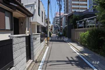 敷地西側の前面道路