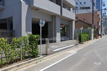 駐車場出入り口（ロボットゲート付き）