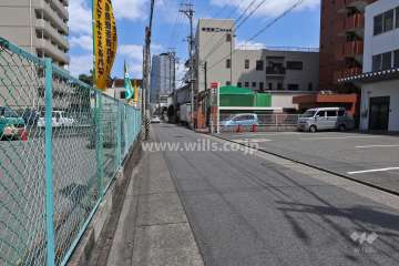 敷地北側の前面道路（西側から）