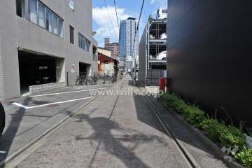 敷地北側の前面道路(西側から)