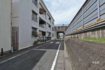 敷地北西側の前面道路（北東側から）