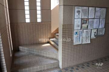 階段付近には住民の方への連絡事項等をお知らせする掲示板があります。