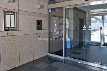 エントランスはオートロック付きです。