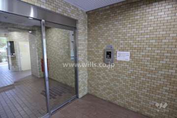 エントランスはオートロック付きです。