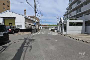 敷地南側の前面道路(東側から)