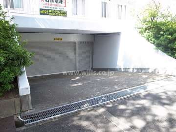 敷地内駐車場出入り口（シャッター付き）