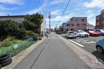 敷地北西側の前面道路（南西側から）