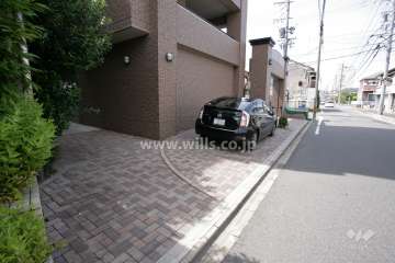 敷地内駐車場（屋外平面式）と駐車場出入り口