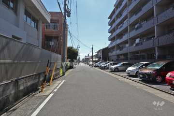 敷地南東側の前面道路（北東側から）