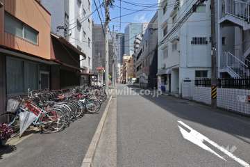 敷地北側の前面道路(西側から)
