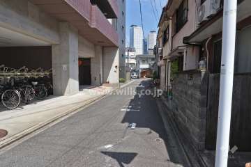 敷地南側の前面道路（西側から）