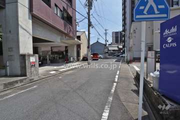 敷地西側の前面道路（北側から）