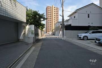 敷地北側の前面道路（西側から）