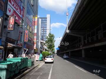 敷地東側は新御堂筋に面しています。